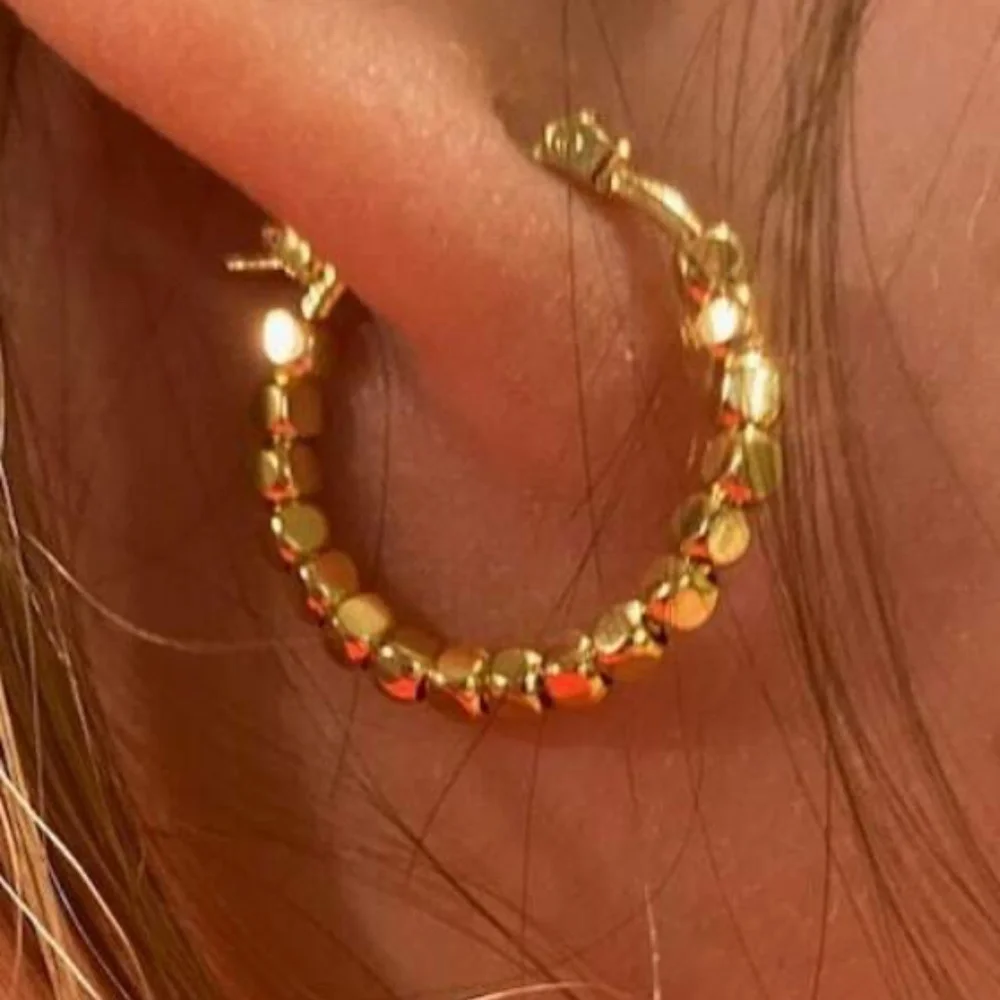 Luxe Small Minimalist Hoop Earrings - Picture 5 of 5